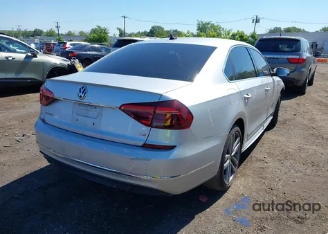 2017 Volkswagen Passat 1.8T R-Line z USA, uszkodzony, nr VIN 1VWDT7A34HC045895
